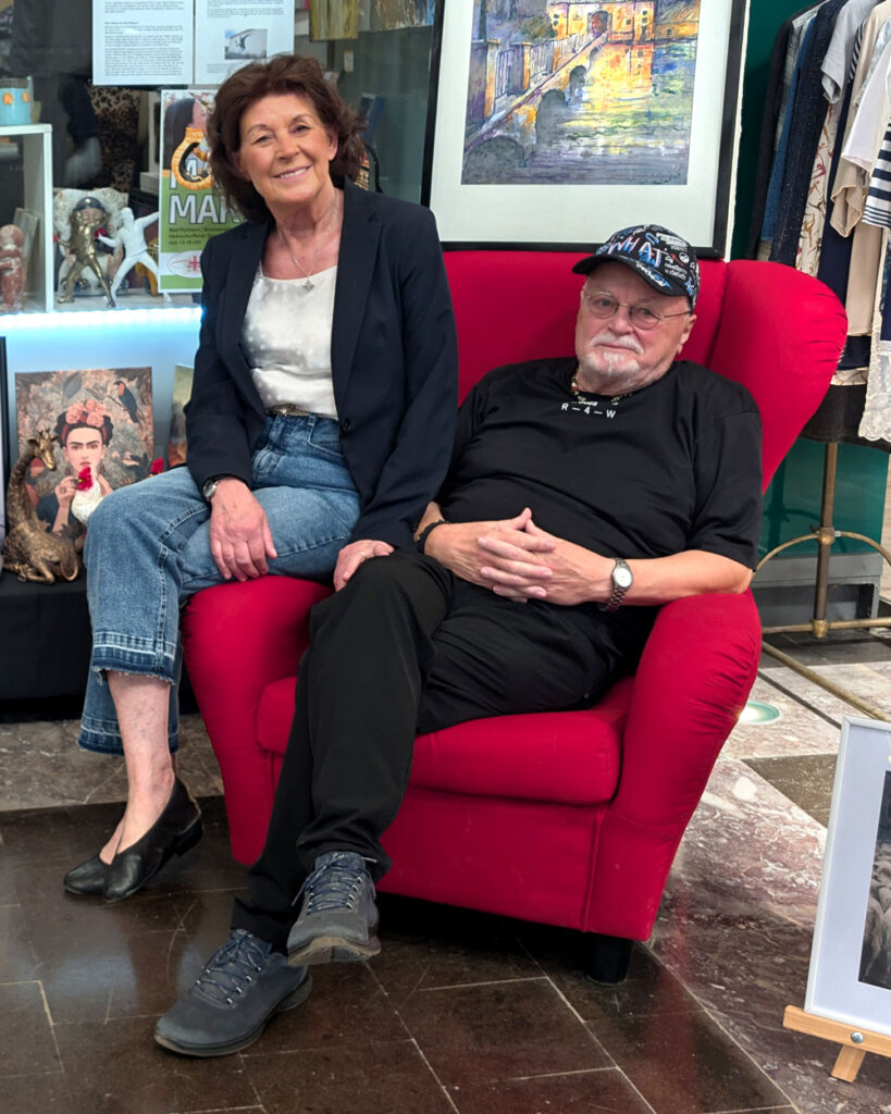 Foto von Annette und Jochen Konarek auf dem roten Sessel
